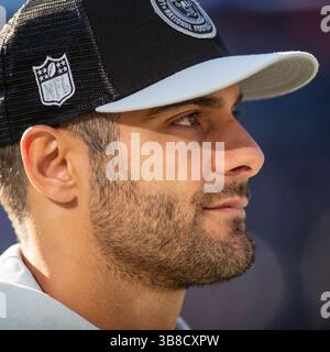 22. Oktober 2023: Der verletzte Raiders-Quarterback #10 Jimmy Garoppolo läuft während eines Spiels gegen die Chicago Bears in Chicago, IL, an der Seitenlinie. Mike Wulf/CSM (Kreditbild: Stockfoto