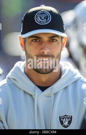 22. Oktober 2023: Der verletzte Raiders-Quarterback #10 Jimmy Garoppolo läuft während eines Spiels gegen die Chicago Bears in Chicago, IL, an der Seitenlinie. Mike Wulf/CSM (Kreditbild: Stockfoto