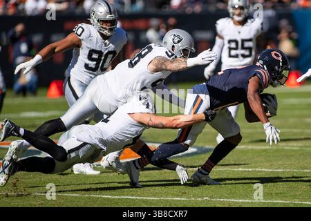 22. Oktober 2023: Chicago Bears #12 Velus Jones Jr.wird von den Raiders #41 Robert Spillane und #98 Maxx Crosby während eines Spiels gegen die Las Vegas Raiders in Chicago, Illinois, besiegt. Mike Wulf/CSM (Kreditbild: Stockfoto