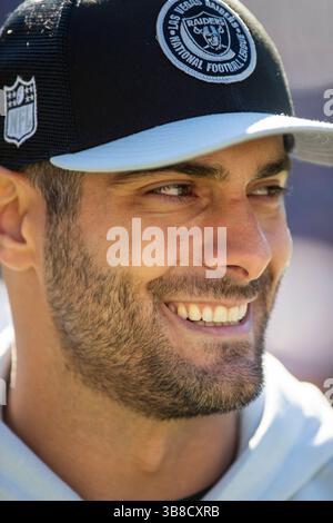 22. Oktober 2023: Der verletzte Raiders-Quarterback #10 Jimmy Garoppolo läuft während eines Spiels gegen die Chicago Bears in Chicago, IL, an der Seitenlinie. Mike Wulf/CSM (Kreditbild: Stockfoto