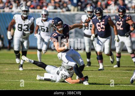 22. Oktober 2023: Chicago Bears Quarterback #17 Tyson Bagent entkommt den Raiders #59 Luke Masterson während eines Spiels gegen die Las Vegas Raiders in Chicago, Illinois. Mike Wulf/CSM (Kreditbild: Stockfoto