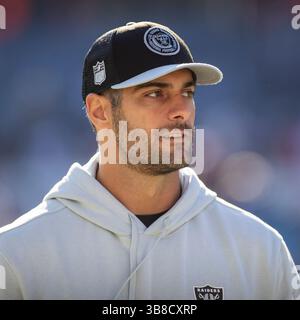 22. Oktober 2023: Der verletzte Raiders-Quarterback #10 Jimmy Garoppolo läuft während eines Spiels gegen die Chicago Bears in Chicago, IL, an der Seitenlinie. Mike Wulf/CSM (Kreditbild: Stockfoto