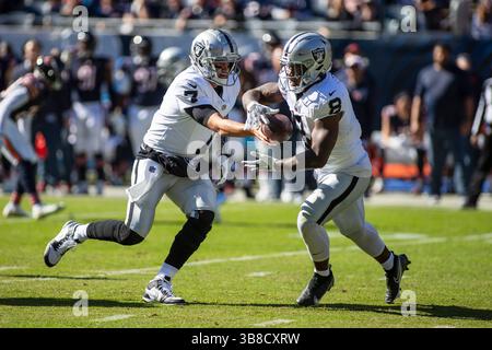 22. Oktober 2023: Raiders Quarterback #7 Brian Hoyer übergibt den Ball an #8 Josh Jacobs während eines Spiels gegen die Chicago Bears in Chicago, Illinois. Mike Wulf/CSM (Kreditbild: Stockfoto