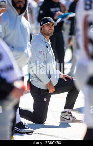22. Oktober 2023: Der verletzte Raiders-Quarterback #10 Jimmy Garoppolo schaut während eines Spiels gegen die Chicago Bears in Chicago, IL, von der Seitenlinie zu. Mike Wulf/CSM (Kreditbild: Stockfoto