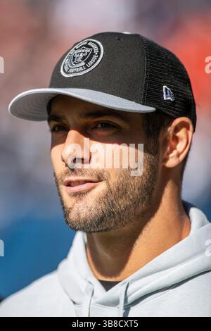 22. Oktober 2023: Der verletzte Raiders-Quarterback #10 Jimmy Garoppolo läuft während eines Spiels gegen die Chicago Bears in Chicago, IL, an der Seitenlinie. Mike Wulf/CSM (Kreditbild: Stockfoto