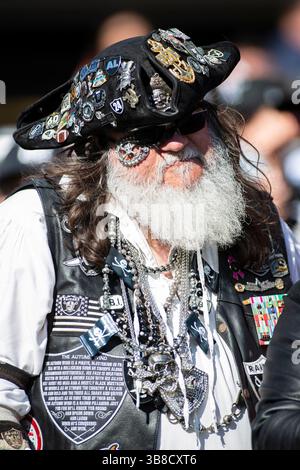 22. Oktober 2023: Ein Raiders-Fan beobachtet die Action während eines Spiels gegen die Chicago Bears in Chicago, Illinois. Mike Wulf/CSM (Kreditbild: Stockfoto