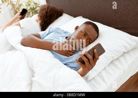 Soziale Netzwerke, Betrug, Untreue, zu Hause im Bett beschäftigt Stockfoto