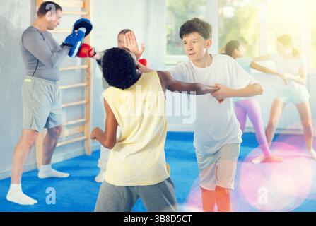 Zwei Jungs üben Selbstverteidigungstechniken Stockfoto