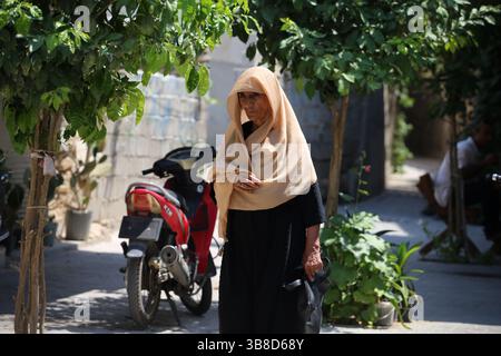 28. April 2024, Bushehr, Iran: Eine iranische ältere Frau mit traditionellem Schal geht auf dem alten Basar (Markt) im Hafen von Bushehr im Süden des Iran. Der Hafen von Bushehr ist eines der wichtigsten Industriegebiete und Wirtschaftszentren Irans, basierend auf seiner spezifischen Situation in Handel, Import und Export, einigen großen petrochemischen Unternehmen und einigen großen Industrieprojekten in Bushehr, wie dem Kernkraftwerk und den Schiffen in Bushehr. Bushehr ist 12 km vom Kernkraftwerk Bushehr entfernt. Das Kernkraftwerk Bushehr im Iran wurde mit russischer Technologie gebaut. Es ist der erste Zivilist Stockfoto