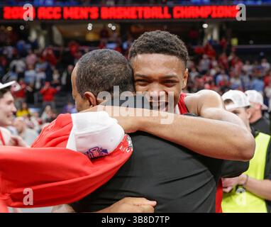16. März 2024: NC State Wolfpack Head Coach Kevin Keatts umarmt NC State Wolfpack Guard (14) Casey Morsell nach dem Meisterschaftsspiel des ACC Men's Basketball Turniers zwischen der University of North Carolina Tarheels und dem NC State Wolfpack in der Capital One Arena in Washington, D.C. Justin Cooper/CSM (Credit Image: © Justin Cooper/CSM via ZUMA Press Wire) Stockfoto