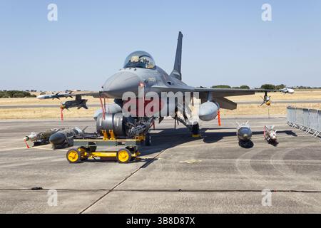 F-16 Fighting Falcon der portugiesischen Luftwaffe auf der Beja Air Base, wo Waffen auf Asphalt während einer Flugschau gezeigt werden. Stockfoto