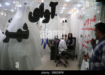 28. April 2024, Bushehr, Iran: Zwei iranische Verkäuferinnen sprechen in ihrem Hochzeitskleideraum auf dem alten Basar (Markt) im Seehafen Bushehr im Südiranischen. Der Hafen von Bushehr ist eines der wichtigsten Industriegebiete und Wirtschaftszentren Irans, basierend auf seiner spezifischen Situation in Handel, Import und Export, einigen großen petrochemischen Unternehmen und einigen großen Industrieprojekten in Bushehr, wie dem Kernkraftwerk und den Schiffen in Bushehr. Bushehr ist 12 km vom Kernkraftwerk Bushehr entfernt. Das Kernkraftwerk Bushehr im Iran wurde mit russischer Technologie gebaut. Es ist die erste Zivilisation Stockfoto