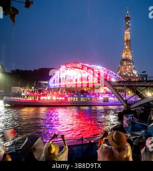 7. Januar 2016, Paris, Lower Quay Right Bank, Frankreich: Paris 2024: ERÖFFNUNGSZEREMONIE â€“ die XXXIII Olympischen Spiele werden entlang der seine eröffnet, während Olympiasieger und Fans aus aller Welt die Zeremonie unter berühmten Pariser Wahrzeichen wie dem Eiffelturm am Freitag, 26. Juli 2024 genießen. Fotos von Daniel A. Anderson (Foto: © Daniel A. Anderson/ZUMA Press Wire) Stockfoto