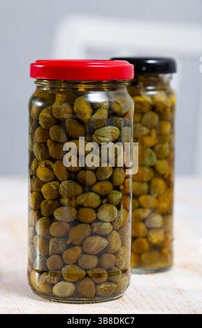 Eingelegte Kapern im Glasglas Stockfoto