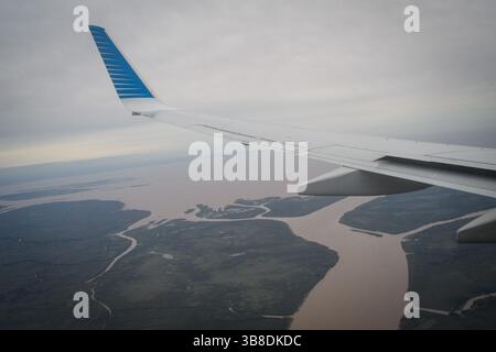 24. April 2019, Buenos Aires, Buenos Aires, Argentinien: ARCHIVBILD] der Flügel eines Flugzeugs DER AEROLINEAS ARGENTINAS, das von Iguazu nach Buenos Aires reist, ist von der Kabine aus zu sehen, mit der Mündung des Rio de la Plata im Hintergrund. Präsident JAVIER MILEI hat das Flaggschiffunternehmen zur Privatisierung erklärt, eine Absicht, die er von Anfang an in seiner Regierung hatte, und zwar Anfang dieses Jahres in eine Mega-Gesetzesreform aufgenommen, die aber schließlich aufgrund des Widerstands des Kongresses wieder aus dem Markt genommen wurde. Um die Privatisierung fortzusetzen, muss derselbe Kongress zustimmen. (Kreditbild: © Patr Stockfoto