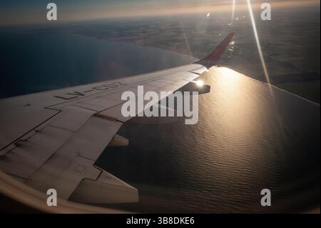 25. Dezember 2018, Buenos Aires, Buenos Aires, Argentinien: ARCHIVBILD] die Atlantikküste ist vom AEROLINEAS ARGENTINAS Flug LV-CDZ von Buenos Aires nach Mar del Plata zu sehen. Präsident JAVIER MILEI hat das Flaggschiffunternehmen zur Privatisierung erklärt, eine Absicht, die er von Anfang an in seiner Regierung hatte, und zwar Anfang dieses Jahres in eine Mega-Gesetzesreform aufgenommen, die aber schließlich aufgrund des Widerstands des Kongresses wieder aus dem Markt genommen wurde. Um die Privatisierung fortzusetzen, muss derselbe Kongress zustimmen. (Bild: © Patricio Murphy/ZUMA Press Wire) Stockfoto