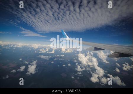 24. April 2019, Buenos Aires, Buenos Aires, Argentinien: ARCHIVBILD] der Flügel eines Flugzeugs DER AEROLINEAS ARGENTINAS, das von Iguazu nach Buenos Aires reist, ist von der Kabine aus zu sehen. Präsident JAVIER MILEI hat das Flaggschiffunternehmen zur Privatisierung erklärt, eine Absicht, die er von Anfang an in seiner Regierung hatte, und zwar Anfang dieses Jahres in eine Mega-Gesetzesreform aufgenommen, die aber schließlich aufgrund des Widerstands des Kongresses wieder aus dem Markt genommen wurde. Um die Privatisierung fortzusetzen, muss derselbe Kongress zustimmen. (Bild: © Patricio Murphy/ZUMA Press Wire) Stockfoto