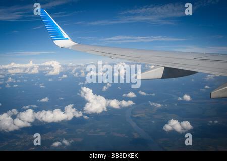 24. April 2019, Buenos Aires, Buenos Aires, Argentinien: ARCHIVBILD] der Flügel eines Flugzeugs DER AEROLINEAS ARGENTINAS, das von Iguazu nach Buenos Aires reist, ist von der Kabine aus zu sehen. Präsident JAVIER MILEI hat das Flaggschiffunternehmen zur Privatisierung erklärt, eine Absicht, die er von Anfang an in seiner Regierung hatte, und zwar Anfang dieses Jahres in eine Mega-Gesetzesreform aufgenommen, die aber schließlich aufgrund des Widerstands des Kongresses wieder aus dem Markt genommen wurde. Um die Privatisierung fortzusetzen, muss derselbe Kongress zustimmen. (Bild: © Patricio Murphy/ZUMA Press Wire) Stockfoto