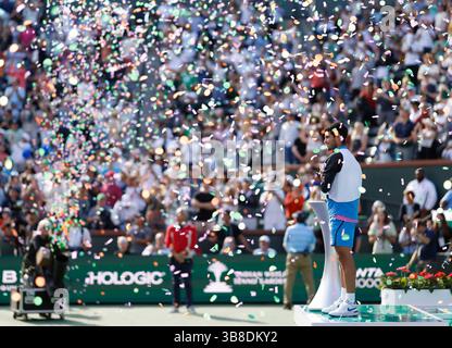 17. März 2024 Carlos Alcaraz aus Spanien hält die Siegertrophäe, nachdem er Daniil Medwedev im Herrenfinale während der BNP Paribas Open im Indian Wells Tennis Garden in Indian Wells, CA. Charles Baus/CSM (Credit Image: Stockfoto