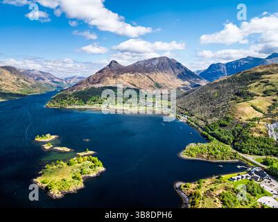 Loch Leven und Berge aus einer Drohne, Glencoe, Highland, Schottland Stockfoto