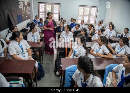 Ein Lehrer erklärt den Schülern die Vorgehensweise des Scheinbohrers während des Krieges wie die Situation eines Luftangriffs. Indien führt heute in verschiedenen Teilen des Landes Scheinübungen durch, in denen es nach dem tödlichen und feigen Terroranschlag auf Touristen, bei dem 26 Menschen in Pahalgam ums Leben kamen, in der Lage ist, sich in den Beziehungen zwischen Indien und Pakistan zu bewegen. Einige bedeutende Schüler der Schule und ihre Lehrer unter Leitung des zivilschutzministeriums nahmen an dieser Scheinübung Teil, gerade am nächsten Tag der Operation Sindoor, die von den indischen Streitkräften in einigen Terrorlagern durchgeführt wurde. (P Stockfoto