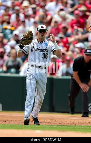 2. Juni 2024: Bryce Cannon #36 Southeast Missouri State First Baseman signalisiert zurück zu den Ausgrabungen, damit sie das Stück zunächst überprüfen lassen. Der Southeast Missouri State besiegte Arkansas 6-3 in Fayetteville, AR. Richey Miller/CSM (Kreditbild: Stockfoto