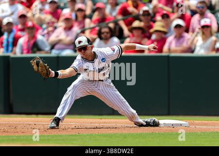 2. Juni 2024: Redhawks erster Baseman Bryce Cannon #36 streckt sich für einen Ball, der ihm geworfen wird, während er daran arbeitet, seinen Fuß auf der Basis zu halten. Der Southeast Missouri State besiegte Arkansas 6-3 in Fayetteville, AR. Richey Miller/CSM (Kreditbild: Stockfoto