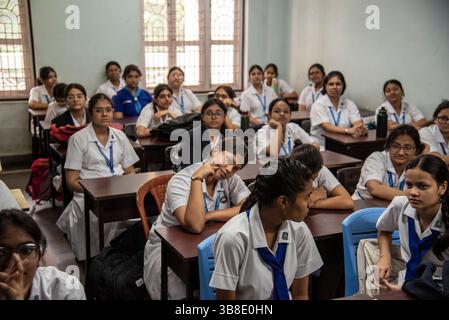 7. Mai 2025, Kolkata, Westbengalen, Indien: Ein Lehrer erklärt den Schülern die Vorgehensweise des Scheinübers während des Krieges wie die Situation eines Luftangriffs. Indien führt heute in verschiedenen Teilen des Landes Scheinübungen durch, in denen es nach dem tödlichen und feigen Terroranschlag auf Touristen, bei dem 26 Menschen in Pahalgam ums Leben kamen, in der Lage ist, sich in den Beziehungen zwischen Indien und Pakistan zu bewegen. Einige bedeutende Schüler der Schule nahmen zusammen mit ihren Lehrern unter Leitung des zivilschutzministeriums am nächsten Tag der Operation Sindoor Teil, die von Indian Armed F durchgeführt wurde Stockfoto