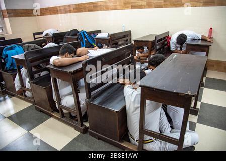 7. Mai 2025, Kolkata, Westbengalen, Indien: Schüler üben das Liegen unter dem Schreibtisch und auf den Bänken während des Sirenengeräusches während der Mock Drill. Indien führt heute in verschiedenen Teilen des Landes Scheinübungen durch, in denen es nach dem tödlichen und feigen Terroranschlag auf Touristen, bei dem 26 Menschen in Pahalgam ums Leben kamen, in der Lage ist, sich in den Beziehungen zwischen Indien und Pakistan zu bewegen. Einige bedeutende Schüler der Schule nahmen zusammen mit ihren Lehrern unter Leitung des zivilschutzministeriums an dieser Scheinübung Teil, gerade am nächsten Tag der Operation Sindoor, die von den indischen Streitkräften bei s durchgeführt wurde Stockfoto