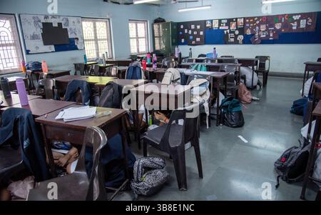 7. Mai 2025, Kolkata, Westbengalen, Indien: Schüler üben das Liegen unter dem Schreibtisch und auf den Bänken während des Sirenengeräusches während der Mock Drill. Indien führt heute in verschiedenen Teilen des Landes Scheinübungen durch, in denen es nach dem tödlichen und feigen Terroranschlag auf Touristen, bei dem 26 Menschen in Pahalgam ums Leben kamen, in der Lage ist, sich in den Beziehungen zwischen Indien und Pakistan zu bewegen. Einige bedeutende Schüler der Schule nahmen zusammen mit ihren Lehrern unter Leitung des zivilschutzministeriums an dieser Scheinübung Teil, gerade am nächsten Tag der Operation Sindoor, die von den indischen Streitkräften bei s durchgeführt wurde Stockfoto