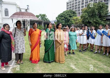 7. Mai 2025, Kolkata, Westbengalen, Indien: Lehrer erklären den Schülern das Verfahren der Scheinübung während des Krieges wie die Situation eines Luftangriffs. Indien führt heute in verschiedenen Teilen des Landes Scheinübungen durch, in denen es nach dem tödlichen und feigen Terroranschlag auf Touristen, bei dem 26 Menschen in Pahalgam ums Leben kamen, in der Lage ist, sich in den Beziehungen zwischen Indien und Pakistan zu bewegen. Einige bedeutende Schüler der Schule nahmen zusammen mit ihren Lehrern unter Leitung des zivilschutzministeriums am nächsten Tag der Operation Sindoor Teil, die von Indian Armed durchgeführt wurde Stockfoto