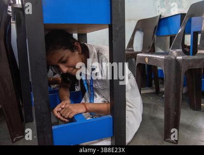 7. Mai 2025, Kolkata, Westbengalen, Indien: Schüler üben das Liegen unter dem Schreibtisch und auf den Bänken während des Sirenengeräusches während der Mock Drill. Indien führt heute in verschiedenen Teilen des Landes Scheinübungen durch, in denen es nach dem tödlichen und feigen Terroranschlag auf Touristen, bei dem 26 Menschen in Pahalgam ums Leben kamen, in der Lage ist, sich in den Beziehungen zwischen Indien und Pakistan zu bewegen. Einige bedeutende Schüler der Schule nahmen zusammen mit ihren Lehrern unter Leitung des zivilschutzministeriums an dieser Scheinübung Teil, gerade am nächsten Tag der Operation Sindoor, die von den indischen Streitkräften bei s durchgeführt wurde Stockfoto