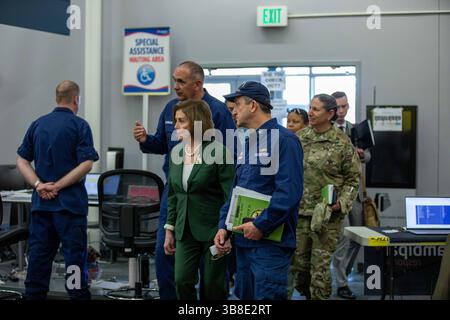 12. Mai 2024, Dundalk, MD, Vereinigte Staaten von Amerika: Die ehemalige Sprecherin des US-Repräsentantenhauses Nancy Pelosi, D-CA, Center, wird von Mitgliedern des Unified Command informiert, die die Säuberung der zerfallenen Francis Scott Key Bridge am 13. Mai 2024 in der Nähe von Dundalk, Maryland überwachen. Die Brücke wurde am 26. März von einem 984-Fuß-Schiff getroffen, das sechs Arbeiter tötete und den Hafen von Baltimore blockierte. (Bild: © Christopher Rosario/U.S. Army/Planet Pix via ZUMA Press Wire) Stockfoto