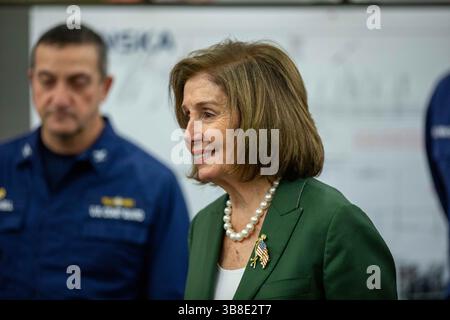 12. Mai 2024, Dundalk, MD, Vereinigte Staaten von Amerika: Die ehemalige Sprecherin des US-Repräsentantenhauses Nancy Pelosi, D-CA, Center, wird von Mitgliedern des Unified Command informiert, die die Säuberung der zerfallenen Francis Scott Key Bridge am 13. Mai 2024 in der Nähe von Dundalk, Maryland überwachen. Die Brücke wurde am 26. März von einem 984-Fuß-Schiff getroffen, das sechs Arbeiter tötete und den Hafen von Baltimore blockierte. (Bild: © Christopher Rosario/U.S. Army/Planet Pix via ZUMA Press Wire) Stockfoto