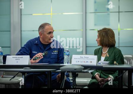 12. Mai 2024, Dundalk, MD, Vereinigte Staaten von Amerika: Die ehemalige US-Repräsentantin Nancy Pelosi, D-CA, rechts, hört den Konteradmiral der Küstenwache Shannon Gilreath während eines Briefings von Mitgliedern des Unified Command, das die Säuberung der zerfallenen Francis Scott Key Bridge am 13. Mai 2024 in der Nähe von Dundalk, Maryland überwacht. Die Brücke wurde am 26. März von einem 984-Fuß-Schiff getroffen, das sechs Arbeiter tötete und den Hafen von Baltimore blockierte. (Bild: © Christopher Rosario/U.S. Army/Planet Pix via ZUMA Press Wire) Stockfoto