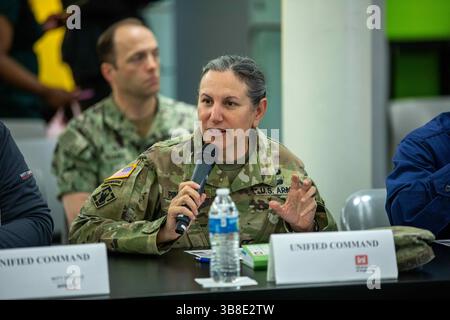 12. Mai 2024, Dundalk, MD, Vereinigte Staaten von Amerika: USACE District Commander Colonel Estee Pinchasin kommentiert während eines Briefings des Unified Command, das die Säuberung der zerfallenen Francis Scott Key Bridge für die US-Haussprecherin Emerita Nancy Pelosi, D-CA, 13. Mai 2024 in der Nähe von Dundalk überwacht. Maryland. Die Brücke wurde am 26. März von einem 984-Fuß-Schiff getroffen, das sechs Arbeiter tötete und den Hafen von Baltimore blockierte. (Bild: © Christopher Rosario/U.S. Army/Planet Pix via ZUMA Press Wire) Stockfoto