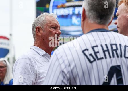 2. Juni 2024: Der ehemalige dritte Baseman der Kansas City Royals George Brett (links) besucht die Fans vor dem Spiel gegen die San Diego Padres im Kauffman Stadium in Kansas City, MO. David Smith/CSM (Bild: © David Smith/CSM via ZUMA Press Wire) Stockfoto