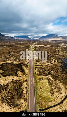 Panorama der Moors und der A82 über das Glencoe Valley von einer Drohne, Highland, Schottland Stockfoto