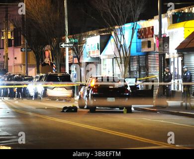26. März 2024, Queens, New York, USA: Die Polizei sichert das Fahrzeug vor der Mott Ave. 1919, Far Rockaway, von der aus ein Beamter des New Yorker Polizeidepartements erschossen wurde, als er am Montag, den 25. März 2024 in New York City einen Autostopp machte. (Foto: © Sam Costanza/New York Daily News via ZUMA Press Wire) Stockfoto