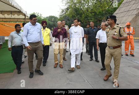NEW DELHI, INDIEN - 7. MAI: Staatsminister für Inneres Nityanand Rai und Offiziere schauen während der NACHÜBUNG (OPERATION ABHYAAS) im NDMC Convention Centre am 7. Mai 2025 in Neu-Delhi, Indien. Am 7. Mai wird eine landesweite Katastrophenschutzübung durchgeführt, um die Notfallvorsorge nach dem Terroranschlag von Pahalgam zu verbessern. Bei der Übung, an der Freiwillige der Zivilverteidigung, einschließlich NCC-Kadetten, Hauswächter und Studenten, beteiligt sind, werden Luftangriffe-Warnsysteme, die Bereitschaft von Unterkünften und Evakuierungsverfahren getestet. (Foto: Sonu Mehta/Hindustan Times/SIPA USA) Stockfoto