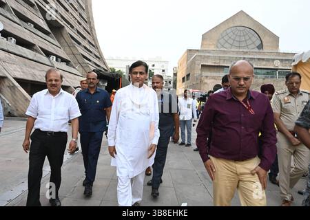 NEW DELHI, INDIEN - 7. MAI: Staatsminister für Inneres Nityanand Rai und Offiziere schauen während der NACHÜBUNG (OPERATION ABHYAAS) im NDMC Convention Centre am 7. Mai 2025 in Neu-Delhi, Indien. Am 7. Mai wird eine landesweite Katastrophenschutzübung durchgeführt, um die Notfallvorsorge nach dem Terroranschlag von Pahalgam zu verbessern. Bei der Übung, an der Freiwillige der Zivilverteidigung, einschließlich NCC-Kadetten, Hauswächter und Studenten, beteiligt sind, werden Luftangriffe-Warnsysteme, die Bereitschaft von Unterkünften und Evakuierungsverfahren getestet. (Foto: Sonu Mehta/Hindustan Times/SIPA USA) Stockfoto