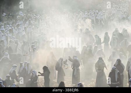 24. März 2024, Antigua, Guatemala: Katholische Pönitenten verloren im Nebel des Weihrauchs, als sie während des Palmensonntags La ReseÃ±eine Prozession zum Beginn der Karwoche am 24. März 2024 in Antigua, Guatemala, den massiven Festzug über den zentralen Platz führen. Die opulenten Prozessionen, detailgetreuen Alfombras und jahrhundertealten Traditionen ziehen mehr als 1 Million Menschen in die alte Hauptstadt. (Bild: © Richard Ellis/ZUMA Press Wire) Stockfoto