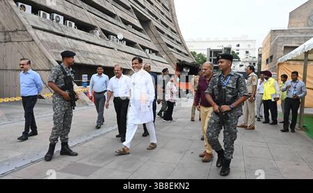 NEW DELHI, INDIEN - 7. MAI: Staatsminister für Inneres Nityanand Rai und Offiziere schauen während der NACHÜBUNG (OPERATION ABHYAAS) im NDMC Convention Centre am 7. Mai 2025 in Neu-Delhi, Indien. Am 7. Mai wird eine landesweite Katastrophenschutzübung durchgeführt, um die Notfallvorsorge nach dem Terroranschlag von Pahalgam zu verbessern. Bei der Übung, an der Freiwillige der Zivilverteidigung, einschließlich NCC-Kadetten, Hauswächter und Studenten, beteiligt sind, werden Luftangriffe-Warnsysteme, die Bereitschaft von Unterkünften und Evakuierungsverfahren getestet. (Foto: Sonu Mehta/Hindustan Times/SIPA USA) Stockfoto