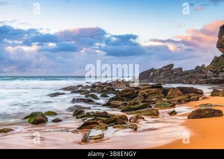 Moody Sunrise Seascape am Killcare Beach an der Central Coast von NSW, Australien. Stockfoto