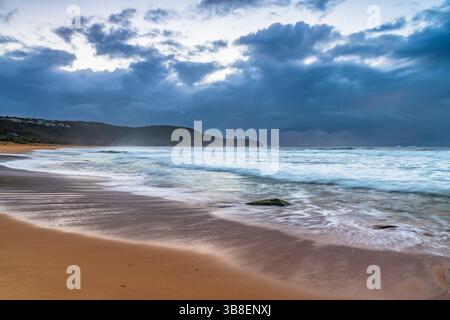 Moody Sunrise Seascape am Killcare Beach an der Central Coast von NSW, Australien. Stockfoto
