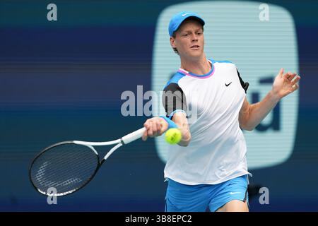 27. März 2024, Miami Gardens, FL, Vereinigte Staaten: MIAMI GARDENS, FL - 27. MÄRZ: Jannik Sinner (ITA) in Aktion bei den Miami Open 2024 am 27. März 2024 im Hard Rock Stadium in Miami Gardens, FL. (Kreditbild: © Andrew Patron/ZUMA Press Wire) Stockfoto