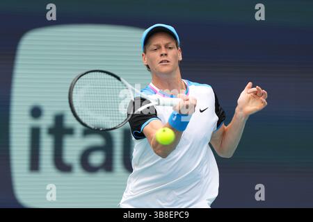 27. März 2024, Miami Gardens, FL, Vereinigte Staaten: MIAMI GARDENS, FL - 27. MÄRZ: Jannik Sinner (ITA) in Aktion bei den Miami Open 2024 am 27. März 2024 im Hard Rock Stadium in Miami Gardens, FL. (Kreditbild: © Andrew Patron/ZUMA Press Wire) Stockfoto