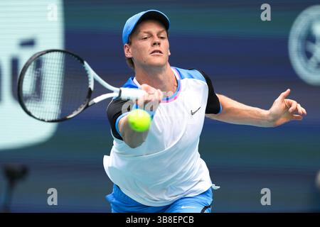 27. März 2024, Miami Gardens, FL, Vereinigte Staaten: MIAMI GARDENS, FL - 27. MÄRZ: Jannik Sinner (ITA) in Aktion bei den Miami Open 2024 am 27. März 2024 im Hard Rock Stadium in Miami Gardens, FL. (Kreditbild: © Andrew Patron/ZUMA Press Wire) Stockfoto
