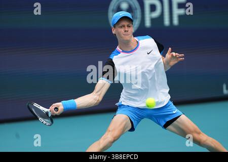 27. März 2024, Miami Gardens, FL, Vereinigte Staaten: MIAMI GARDENS, FL - 27. MÄRZ: Jannik Sinner (ITA) in Aktion bei den Miami Open 2024 am 27. März 2024 im Hard Rock Stadium in Miami Gardens, FL. (Kreditbild: © Andrew Patron/ZUMA Press Wire) Stockfoto