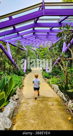 SINGAPUR - 8. April 2025: Blick auf Gardens by the Bay und Marina Bay Sands in Singapur Stockfoto